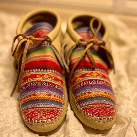 Minnetonka Frisco Western bootie. Leather and woven blanket pattern fabr… - Picture 2 of 8